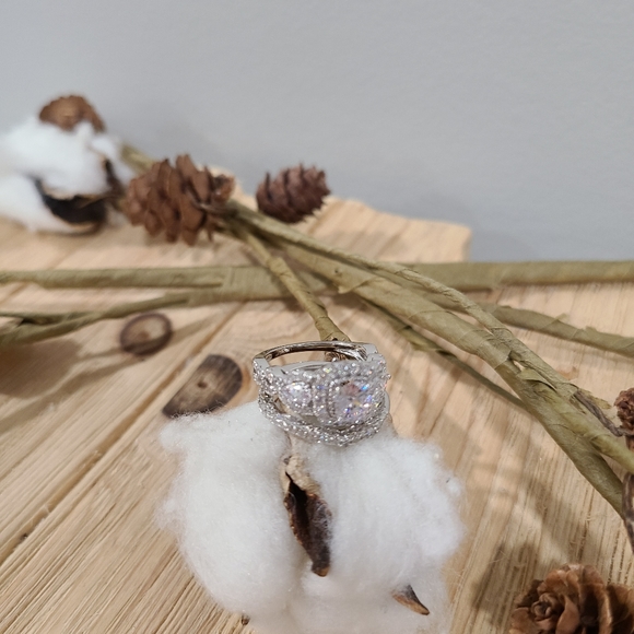 💖💍NEW💖💍STUNNING!! EXQUISITE!! 2 PC 1.5 CT CZ Wedding/Engagement Set 💖💍 - Picture 13 of 16